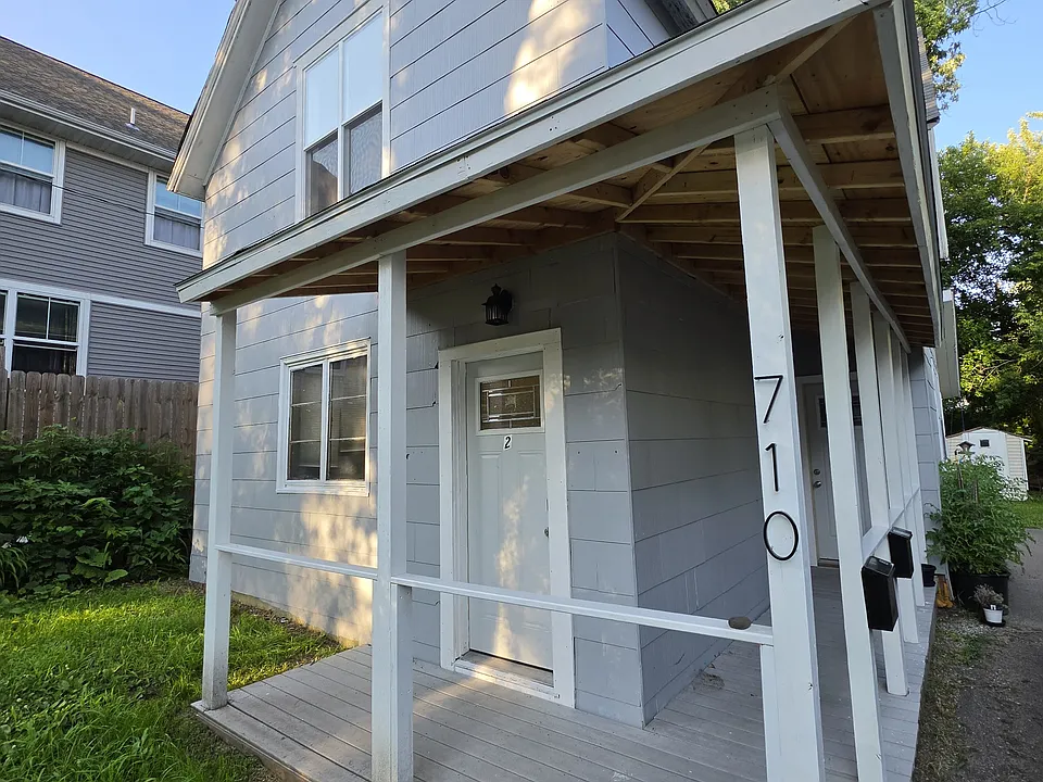 710 Desoto St #2