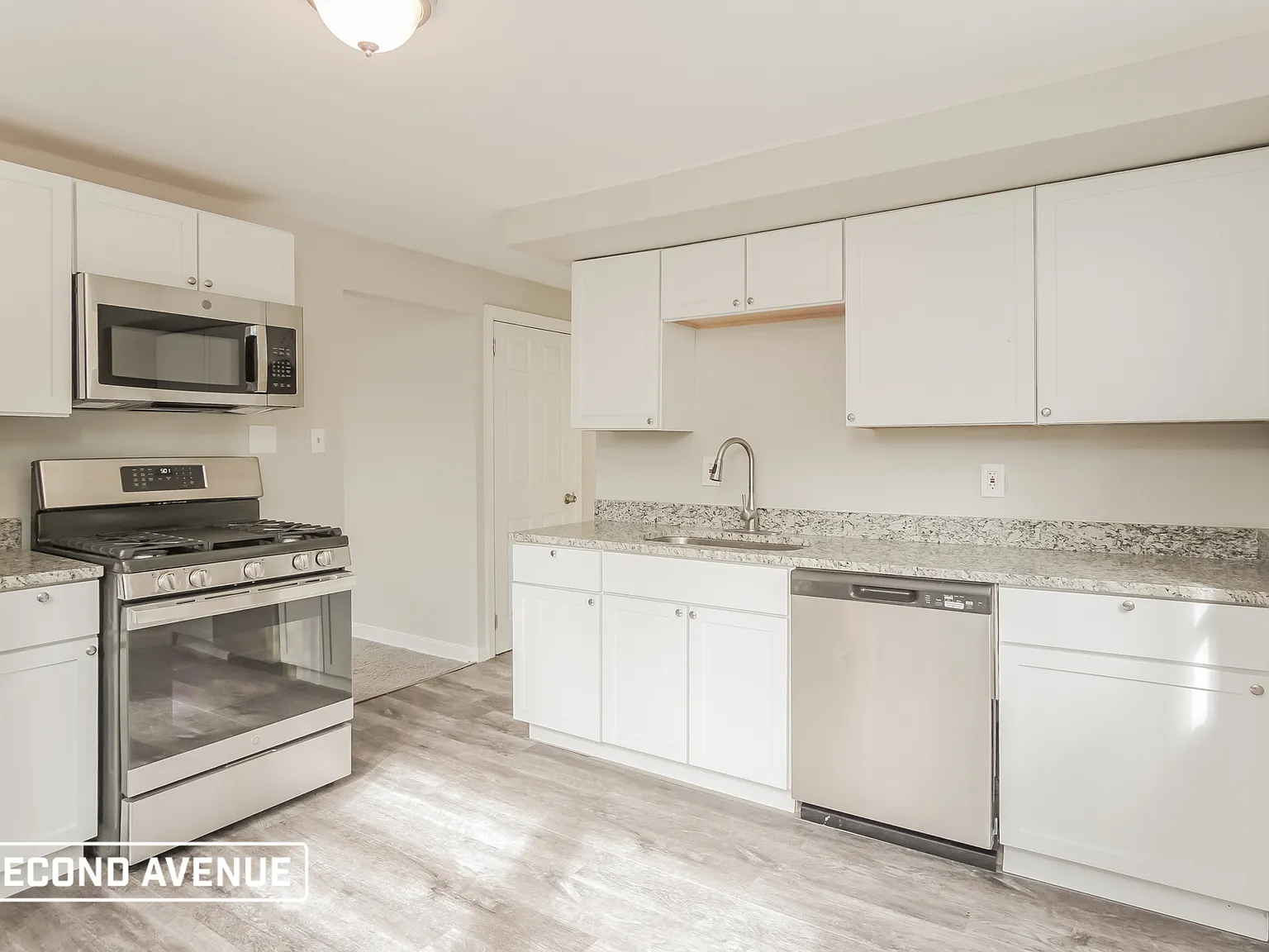 3 bed, 2.0 bath, 1318 sqft, $1,559 — Photo 3