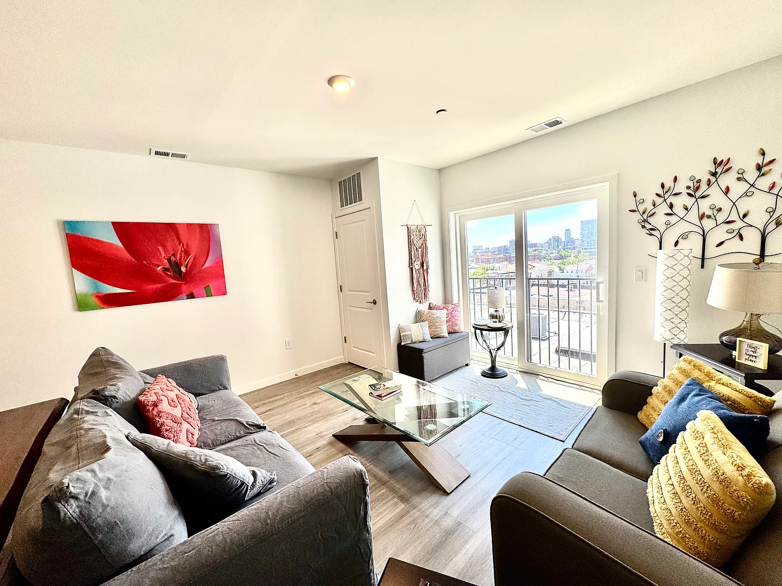 1 bed, 900 sqft, $2,170 — Photo 3