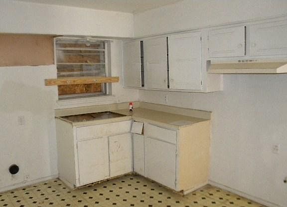 3rd image of 507 E Celeste Dr