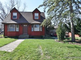 211 Moore Ave, St Charles, IL 60174
