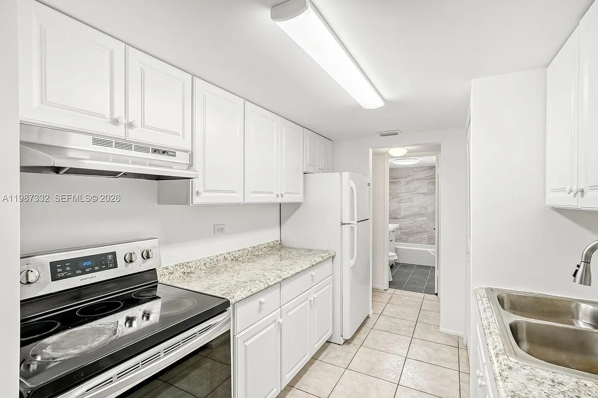 Building Photo - 3760 Inverrary Dr #2L