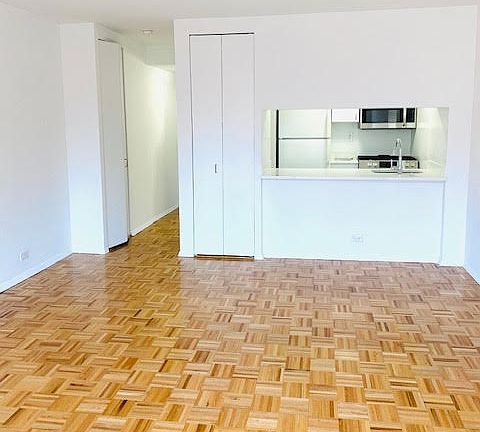 5th image of 393 W 49th St APT 5PP