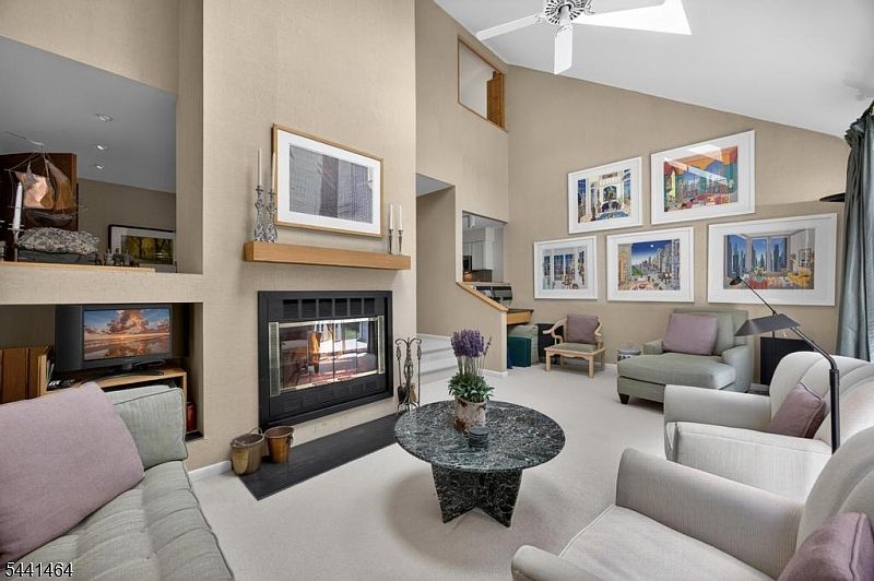 1st image of 62 Manor Sq