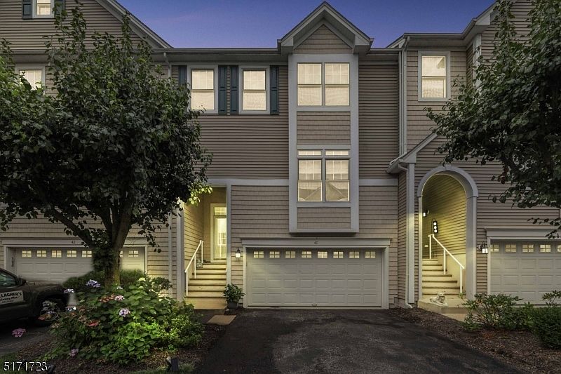 1st image of 40 Lakeshore Dr #40