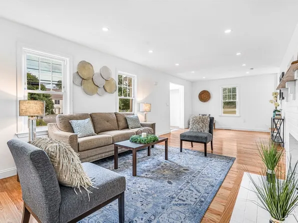 17 Charnstaff Ln, Billerica, MA 01821