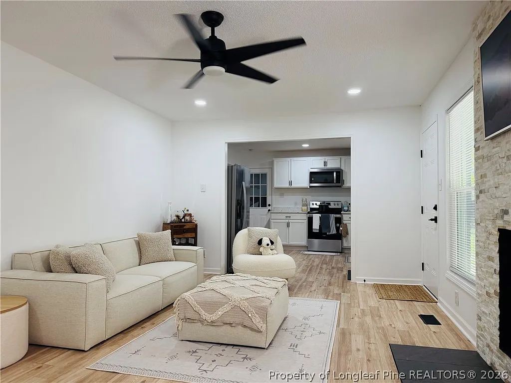 3 bed, 2.0 bath, 1613 sqft, $1,700 — Photo 3