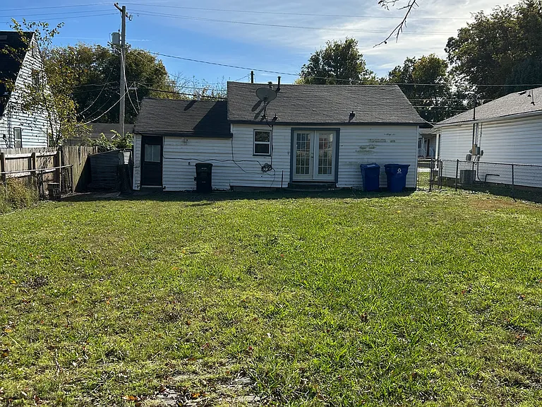 832 E Elgin Pl — Photo 2