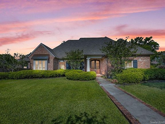 2nd image of 204 Pin Oak Dr