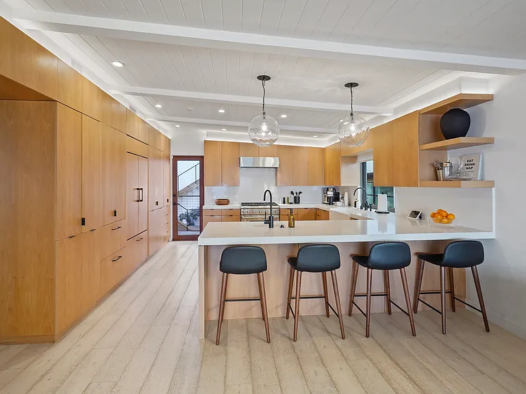 A fully outfitted kitchen, with everything you need at your fingertips.