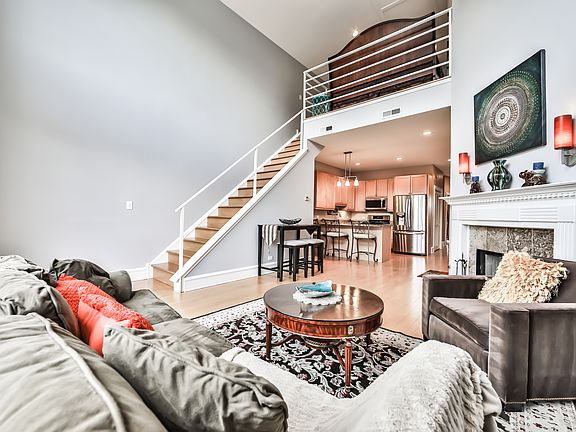 5th image of 953 N Ashland Ave APT 3