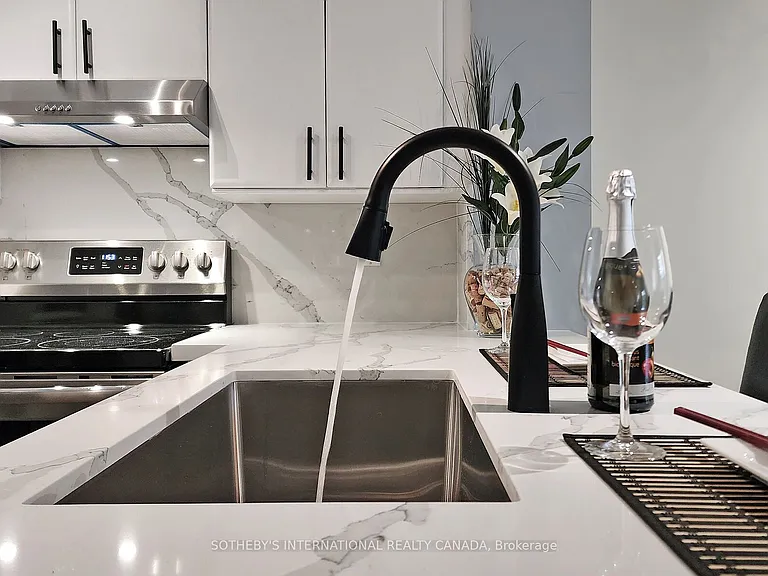 230 King St E #410 — Photo 11