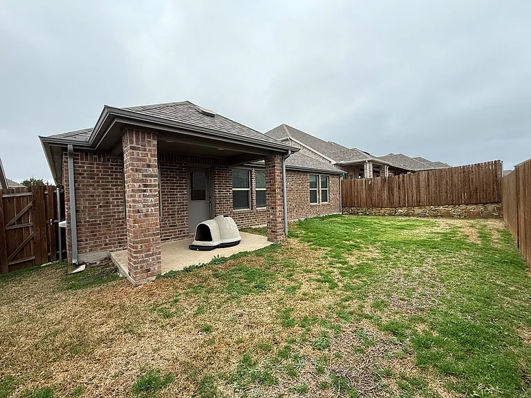 1909 Canyon Ln — Photo 3