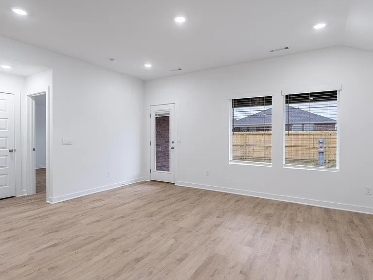 138 S Maroon Ave — Photo 7