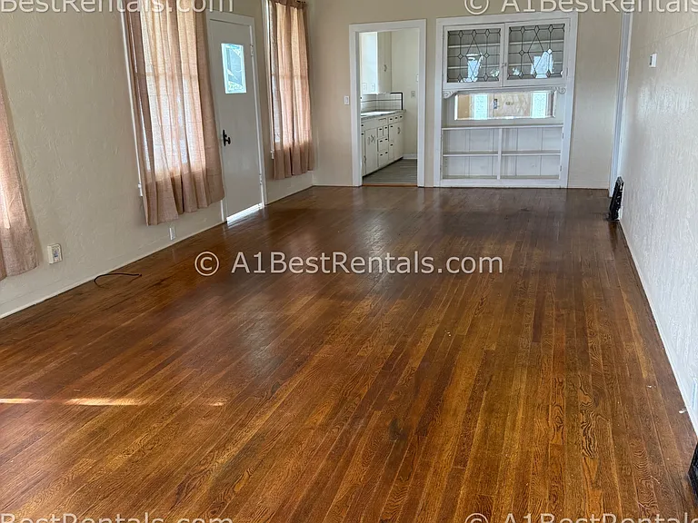 107 Hackberry Ave — Photo 2