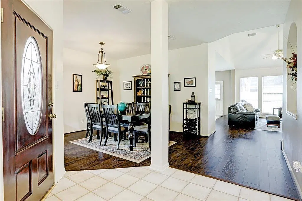 3 bed, 2.5 bath, 2420 sqft, $2,400 — Photo 3