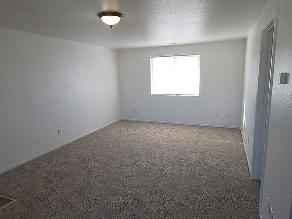 3rd image of 1254 Newlands Dr W APT 22