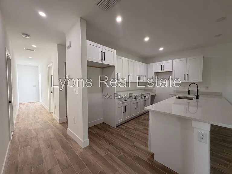 2210 Armour Rd — Photo 11