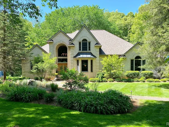 8510 Oak Ridge Trl, Dexter, MI 48130