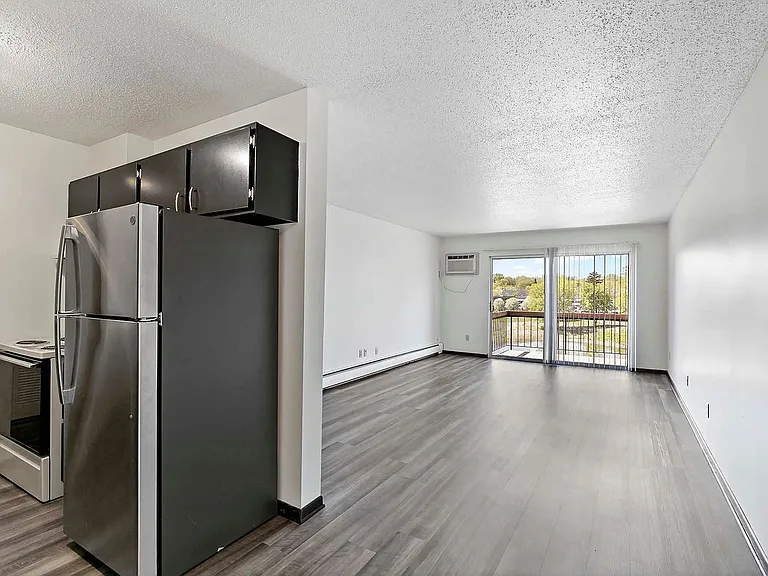 Winnetka Village Apts — Photo 22