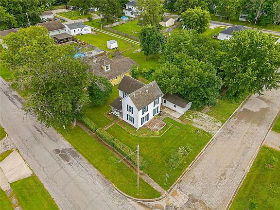 3rd image of 721 W 4th St