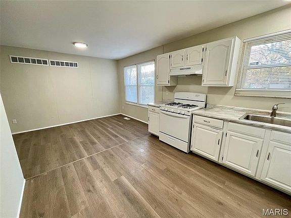 5th image of 10149 Royal Dr