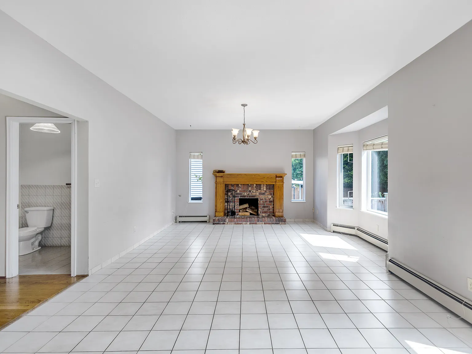 6 bed, 4315 sqft, $5,900 — Photo 4