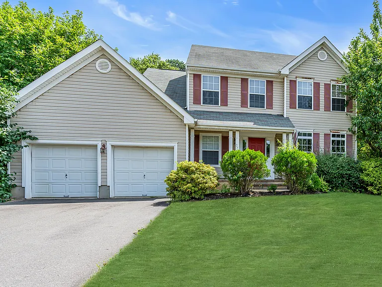 333 Nighthawk Ln — Photo 2