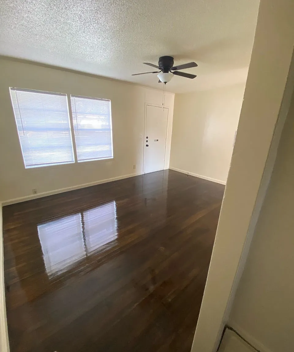 Admiral and Brittany Apartments — Photo 3