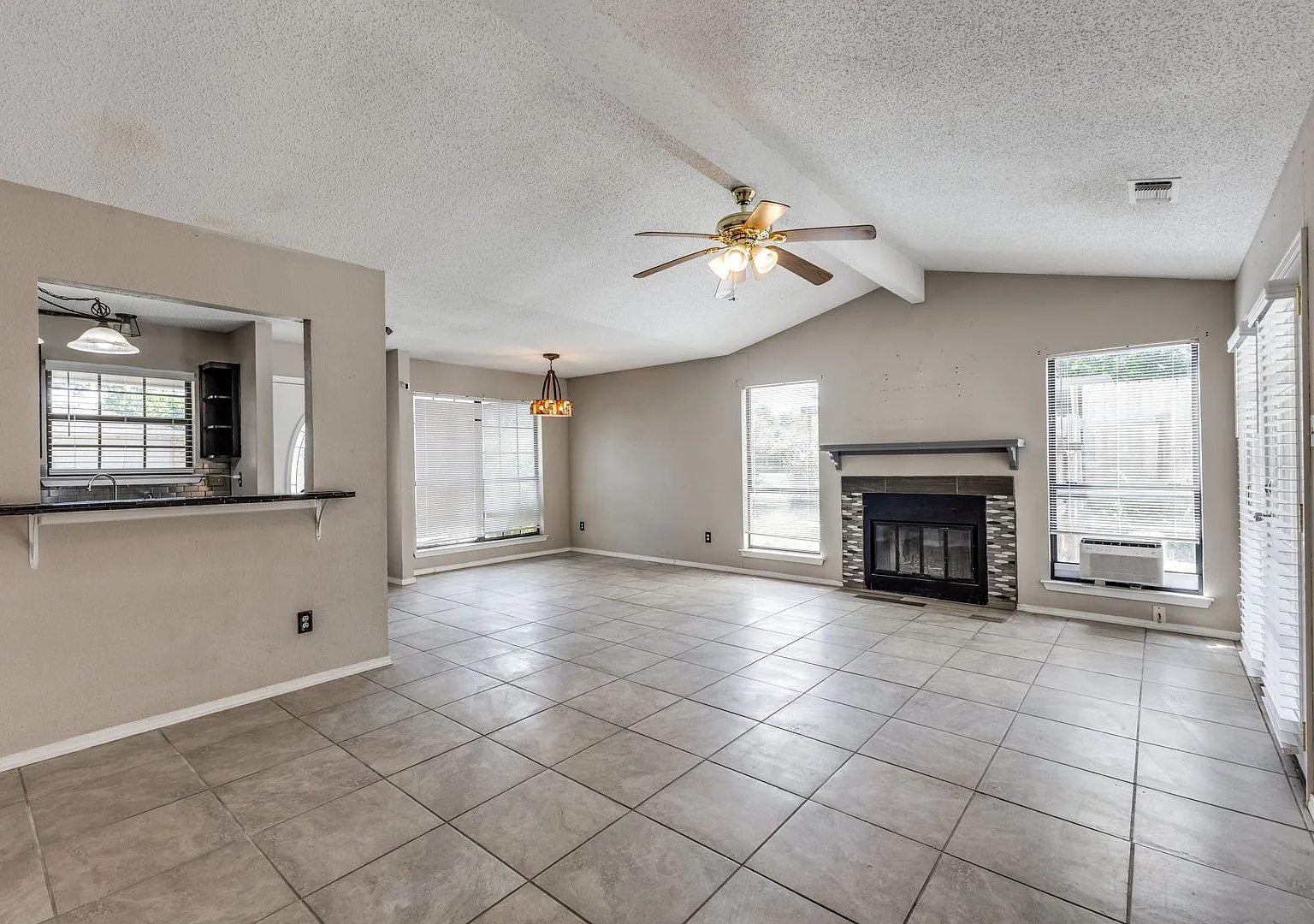 3 Bedroom 2 Bath Home with Massive Fenced Yard and Solar Panels — Photo 4