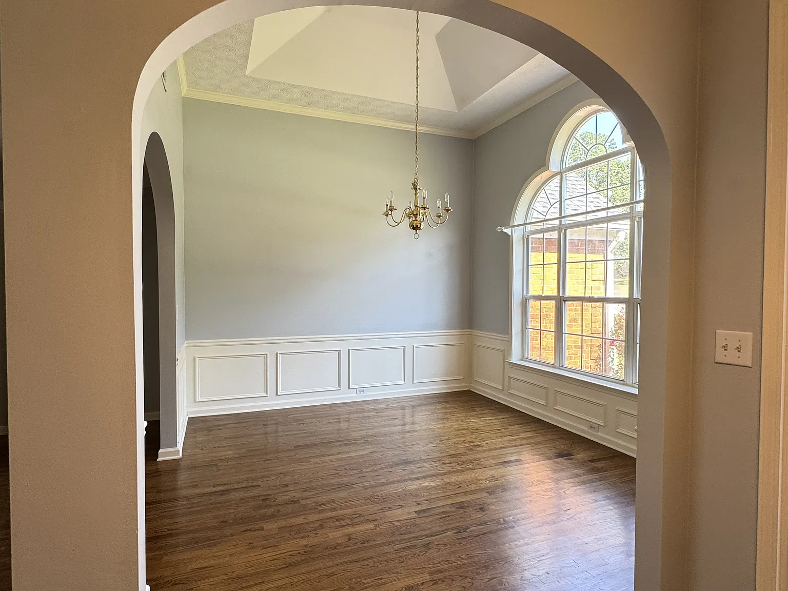 3 bed, 2001 sqft, $2,350 — Photo 2