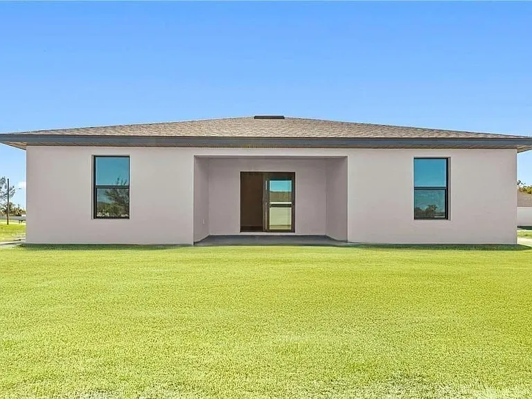 5037 NE Tradewinds Cir — Photo 3
