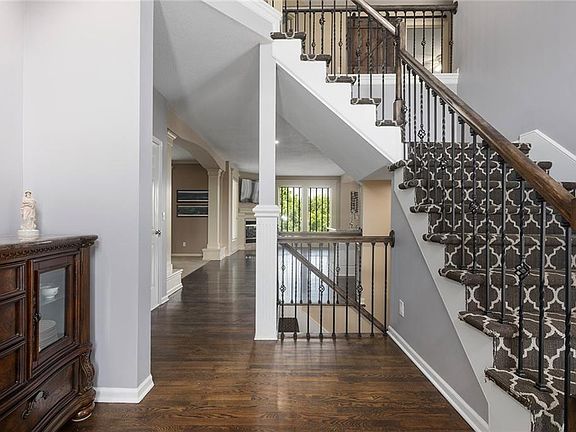 3rd image of 212 NE Hidden Ridge Ln