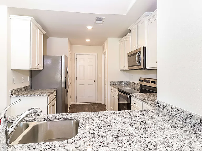375 Kenyon Dr — Photo 5