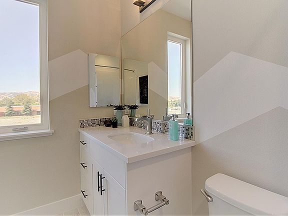 En-suite bathroom in the third-floor bedroom.