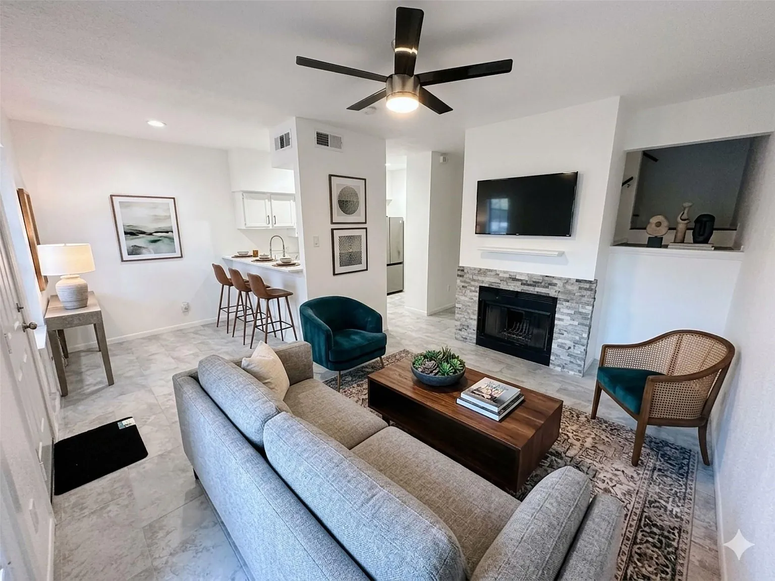 1 bed, 1.5 bath, 943 sqft, $1,450 — Photo 2