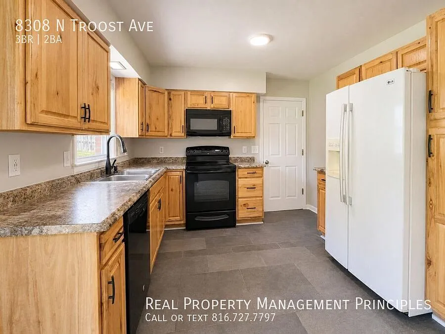 Spacious 3-Bedroom Home with Garage, Large Fenced Yard and Full Basement! Deposit Free Living Ava... — Photo 4