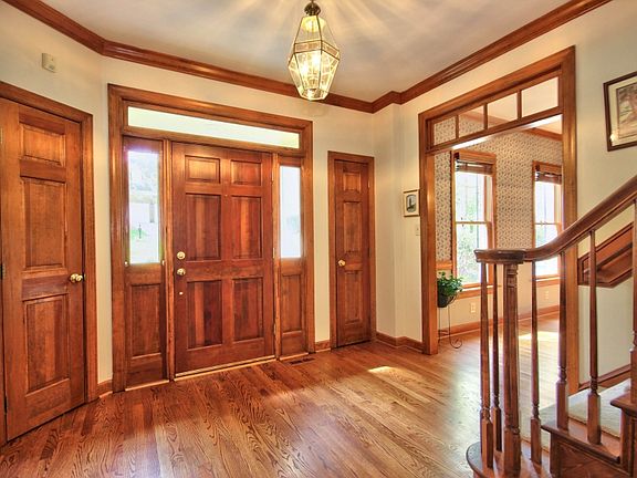 Transom windows,crwn molding