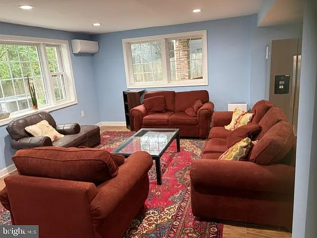 2 bed, 1.0 bath, 3390 sqft, $2,500 — Photo 2