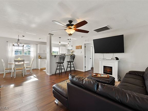 3rd image of 1102 Oak Ave