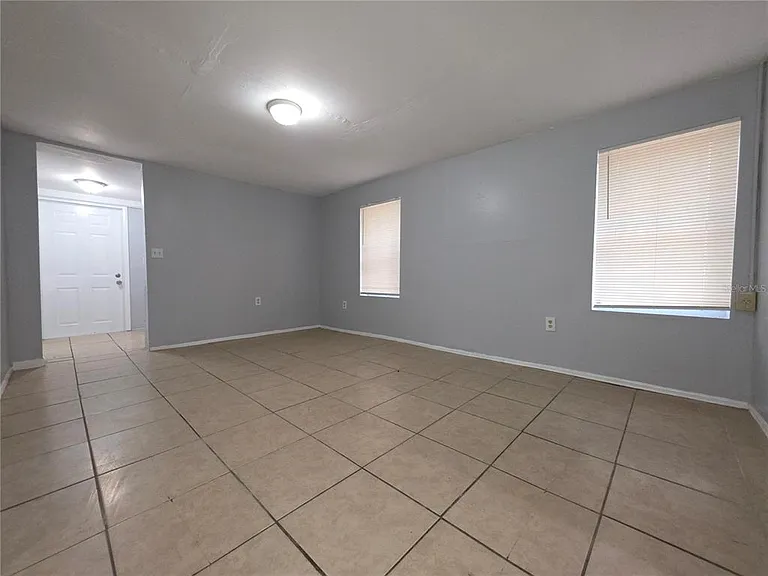502 SE 9th St — Photo 3