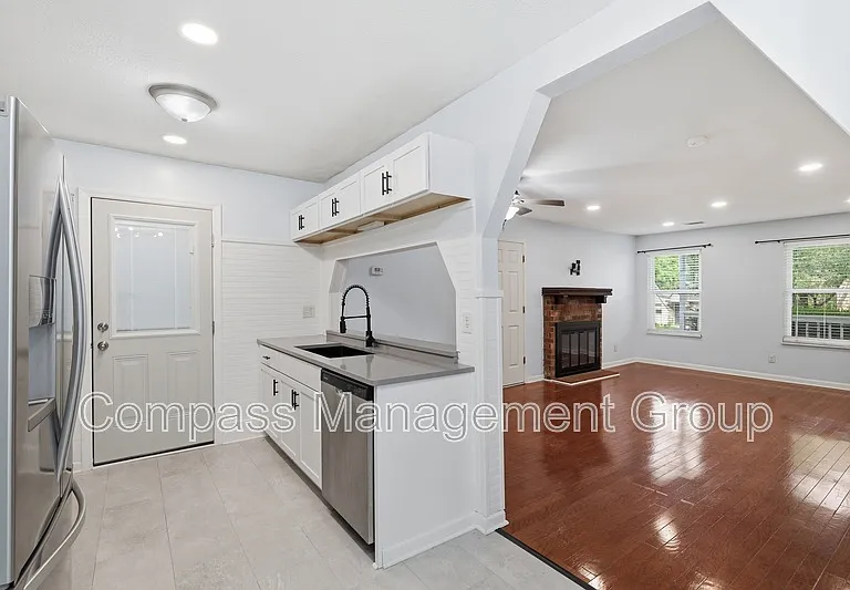 7668 Chatham Cir — Photo 17