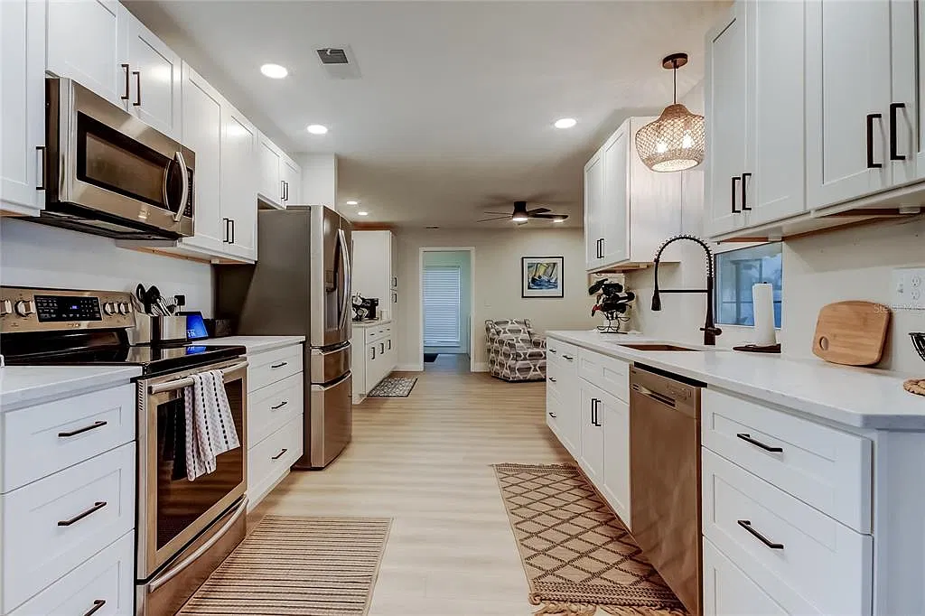 4 bed, 2.0 bath, 1878 sqft, $4,500 — Photo 3