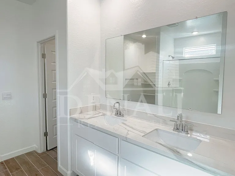 2760 W Stradling Ave — Photo 15