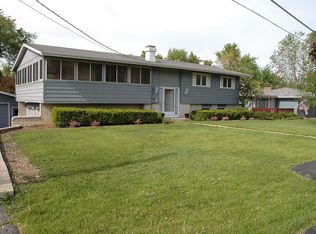 4170 Woodlawn Ave, Gurnee, IL 60031