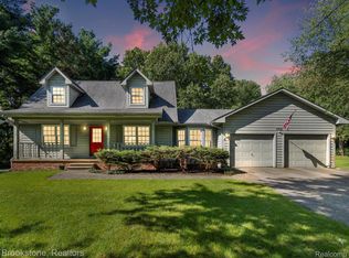 492 Peninsula Lake Dr, Highland, MI 48357