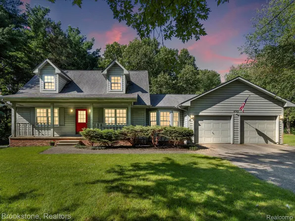 492 Peninsula Lake Dr, Highland, MI 48357