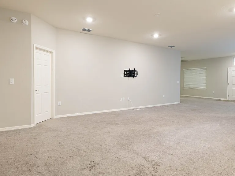 1069 Montgomery Ln — Photo 13