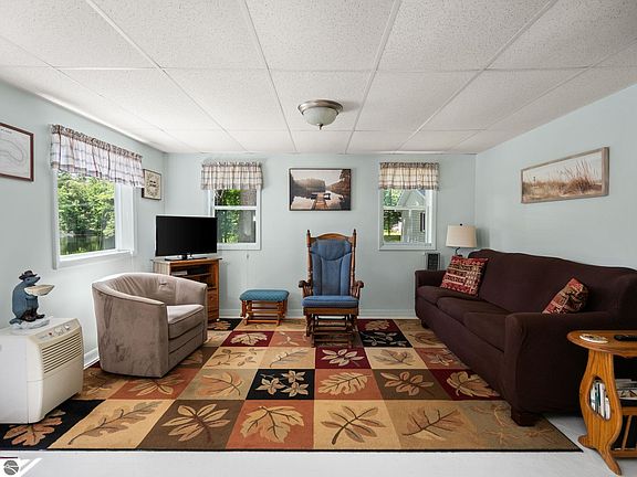 5th image of 3877 Lincoln Dr NE