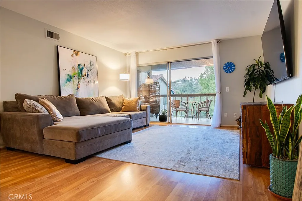 2 bed, 1041 sqft, $3,900 — Photo 2